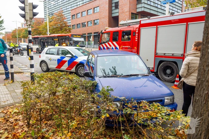 Stadsbus botst op auto