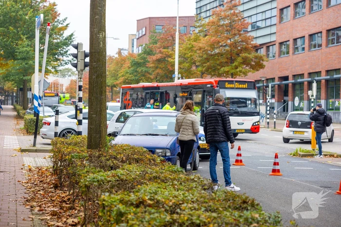 Stadsbus botst op auto