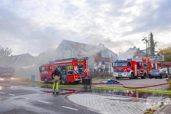 Grote brand in cafe met bovenwoning