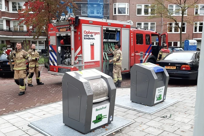Brandweer blust brand in ondergrondse container