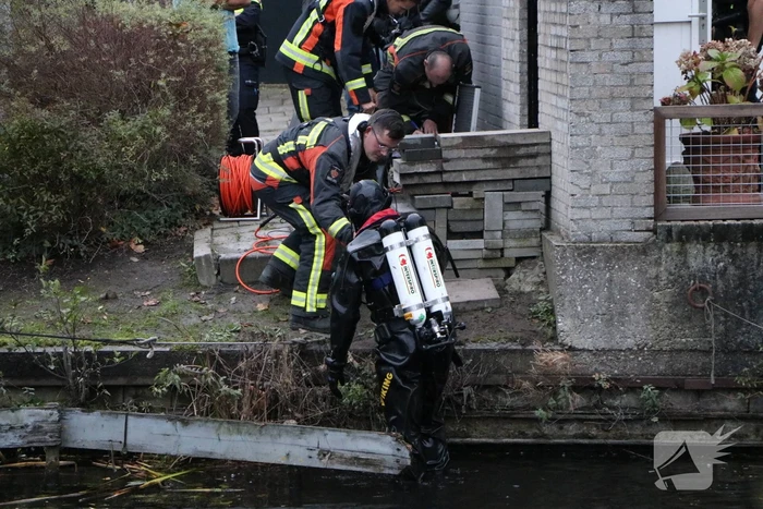Duikers zoeken naar geld en drugs