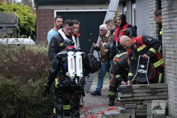 Duikers zoeken naar geld en drugs