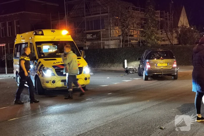 Opzittenden van scooter gewond na ongeval