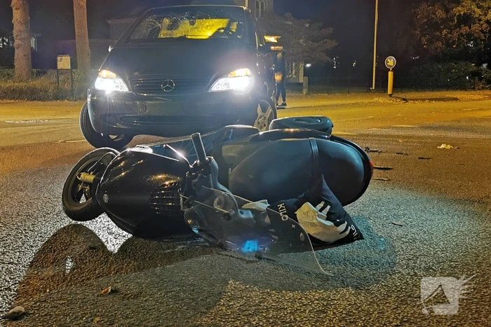 Opzittenden van scooter gewond na ongeval