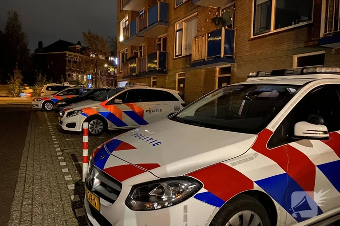 Veel politie aanwezig bij inval in woning