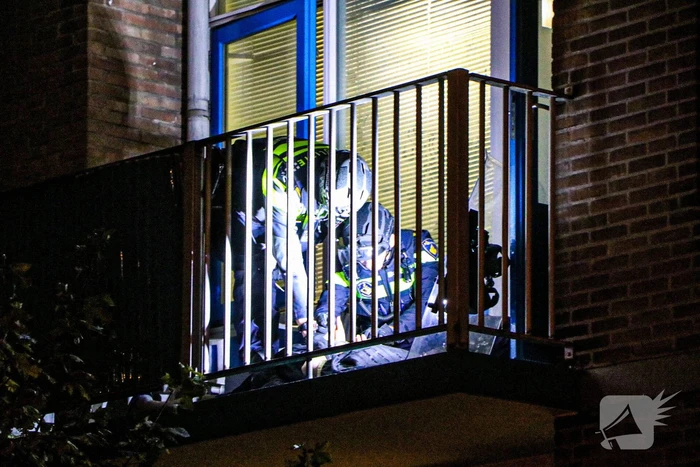 Veel politie aanwezig bij inval in woning