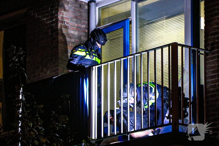 Veel politie aanwezig bij inval in woning