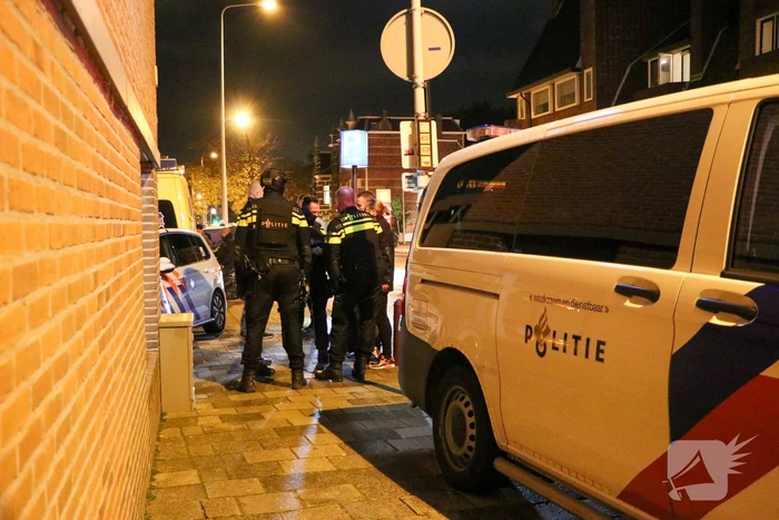 Veel politie aanwezig bij inval in woning