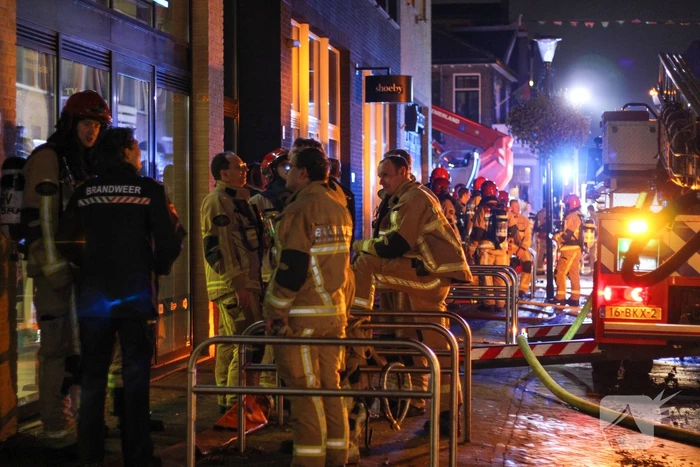 Daken verwoest door grote uitslaande brand