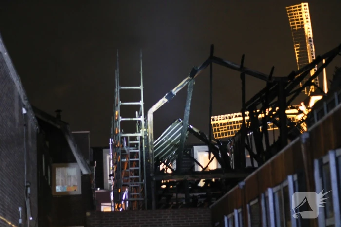 Daken verwoest door grote uitslaande brand