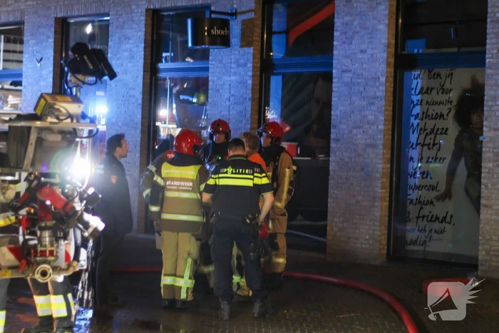 Daken verwoest door grote uitslaande brand