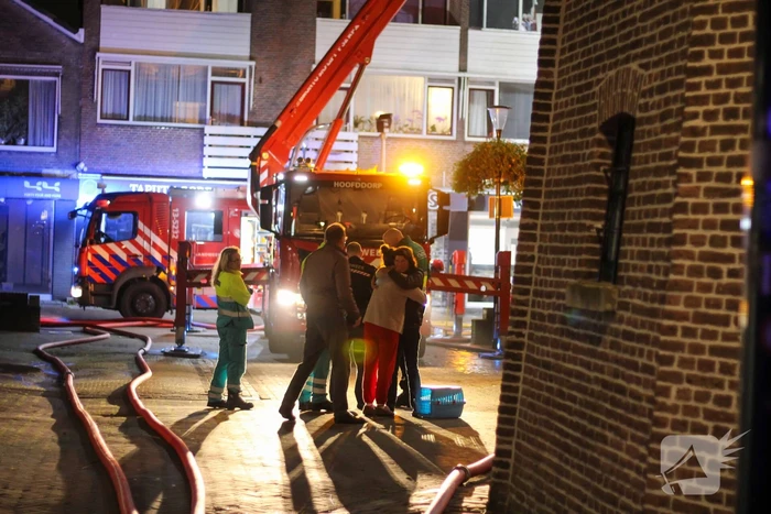 Daken verwoest door grote uitslaande brand