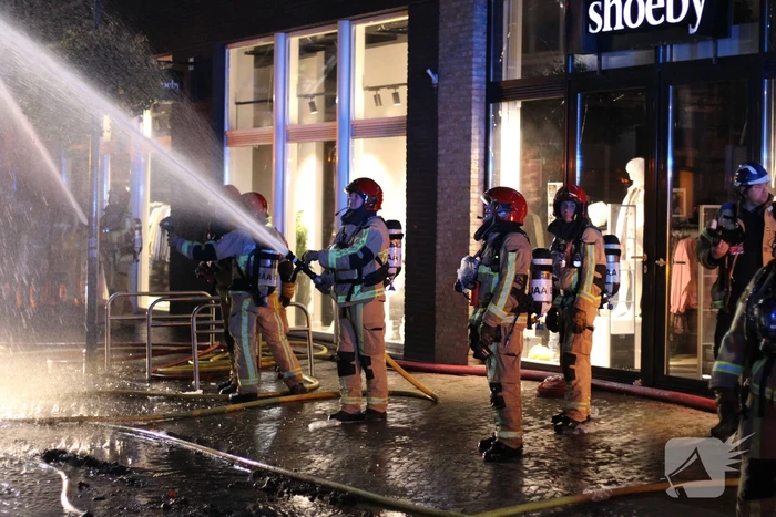 Daken verwoest door grote uitslaande brand