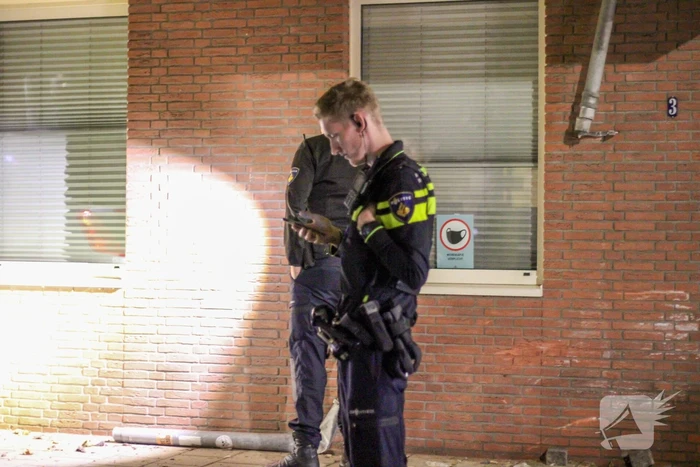 Bestuurster rijdt tegen gebouw aan