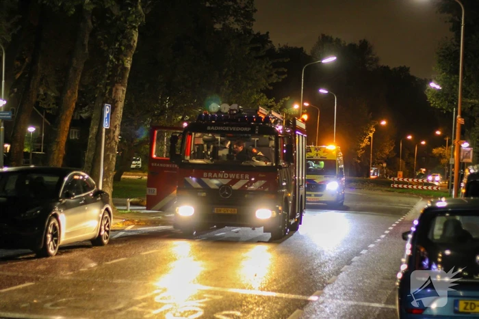 Bestuurster rijdt tegen gebouw aan