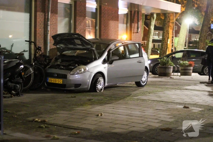 Bestuurster rijdt tegen gebouw aan