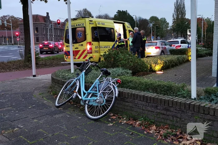 Automobilist rijdt fietser aan in Burgemeestersbuurt