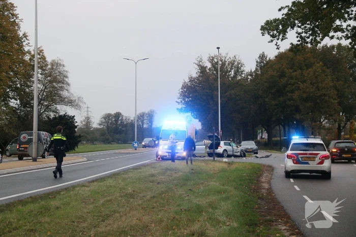 Flinke schade bij botsing tussen twee auto's