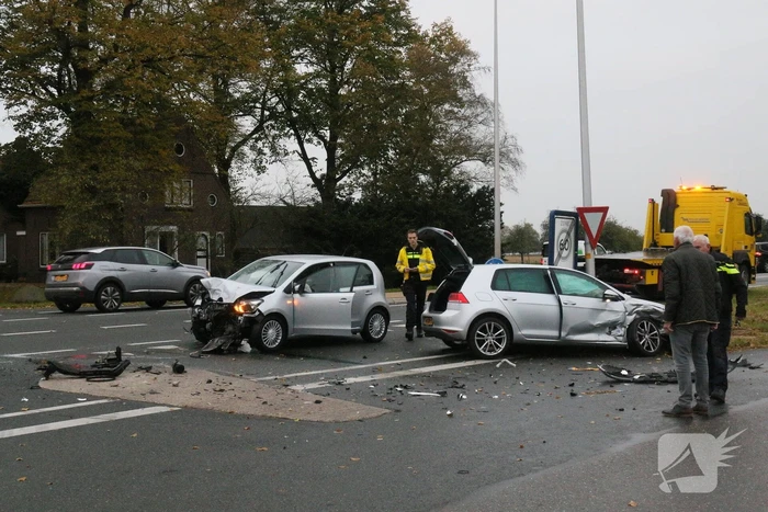 Flinke schade bij botsing tussen twee auto's