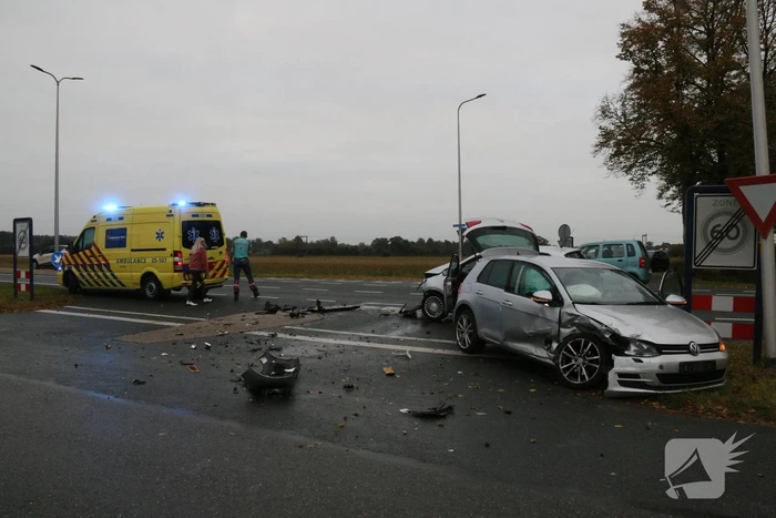 Flinke schade bij botsing tussen twee auto's