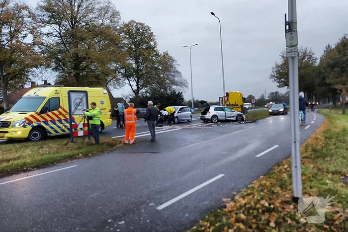 Flinke schade bij botsing tussen twee auto's