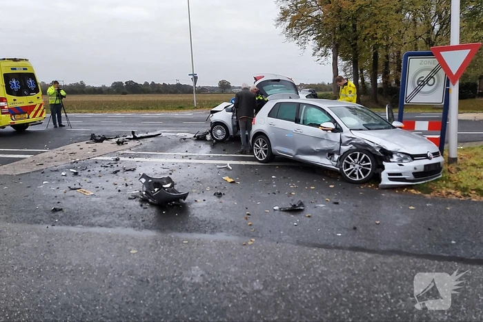 Flinke schade bij botsing tussen twee auto's