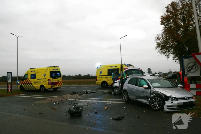 Flinke schade bij botsing tussen twee auto's