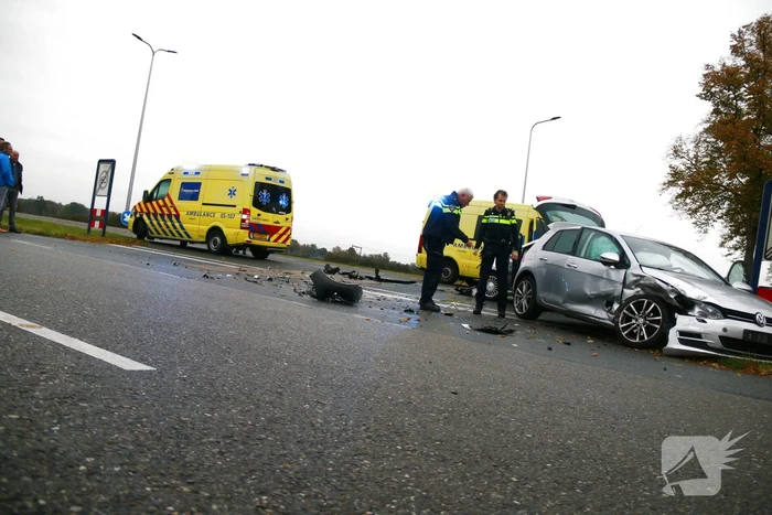 Flinke schade bij botsing tussen twee auto's