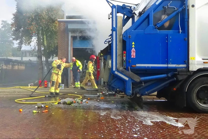 Brandweer blust brand in vuilniswagen