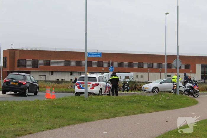 Persoon gewond bij aanrijding met auto bij rotonde