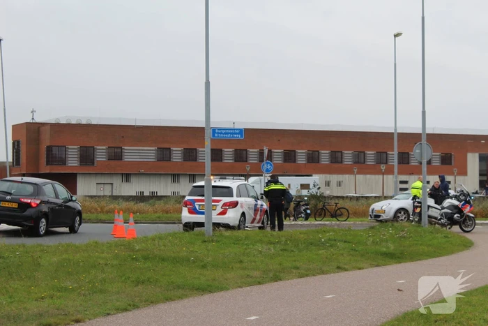 Persoon gewond bij aanrijding met auto bij rotonde