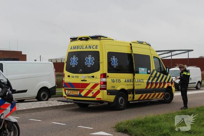 Persoon gewond bij aanrijding met auto bij rotonde