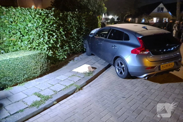 Auto vliegt uit de bocht en eindigt op betonblok