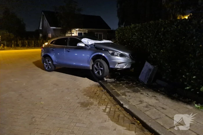 Auto vliegt uit de bocht en eindigt op betonblok