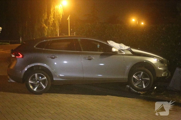 Auto vliegt uit de bocht en eindigt op betonblok