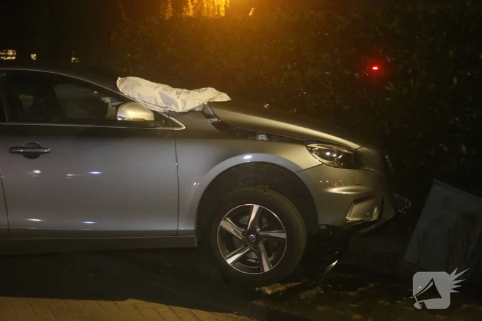 Auto vliegt uit de bocht en eindigt op betonblok
