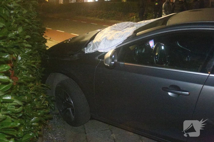 Auto vliegt uit de bocht en eindigt op betonblok