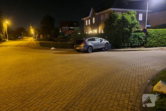 Auto vliegt uit de bocht en eindigt op betonblok