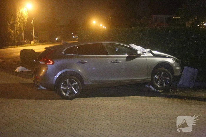 Auto vliegt uit de bocht en eindigt op betonblok