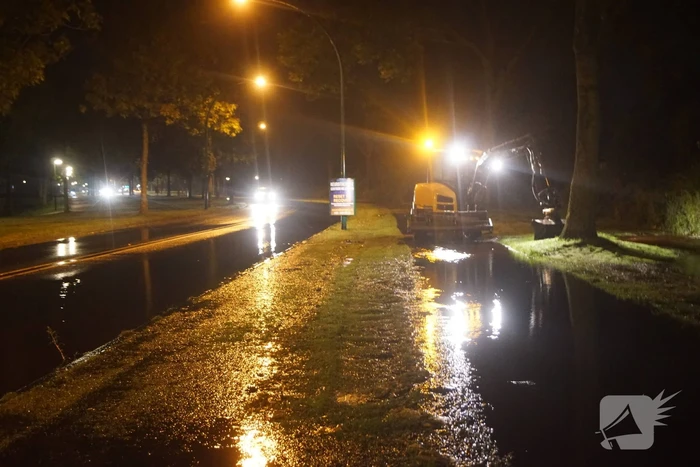 Gesprongen waterleiding zet weg onder water