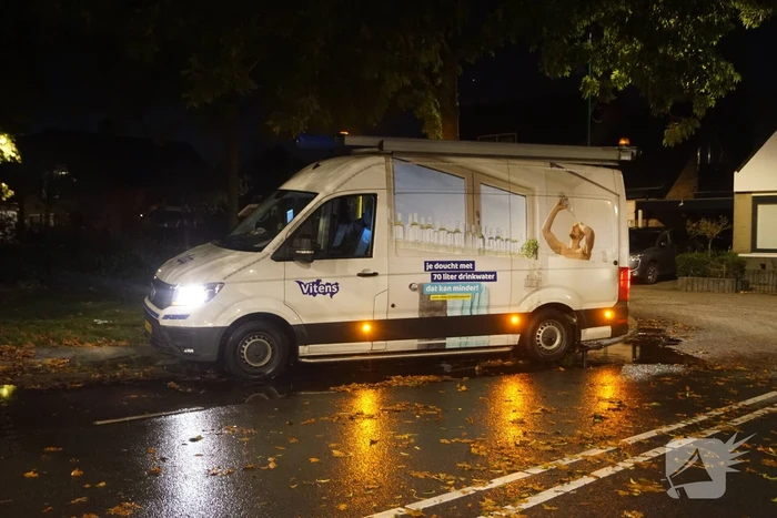 Gesprongen waterleiding zet weg onder water