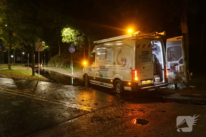 Gesprongen waterleiding zet weg onder water
