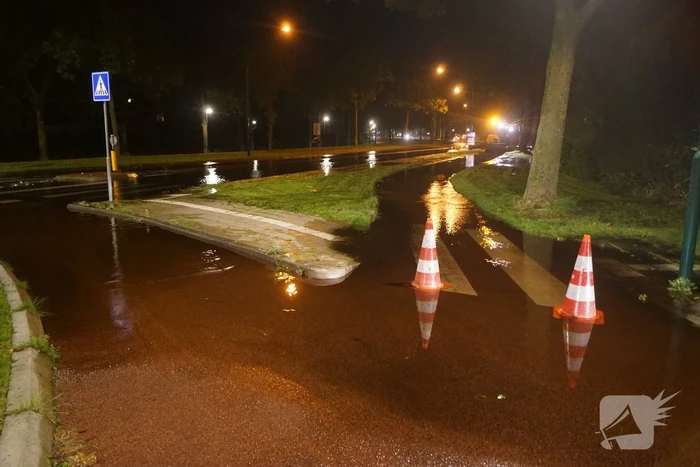 Gesprongen waterleiding zet weg onder water