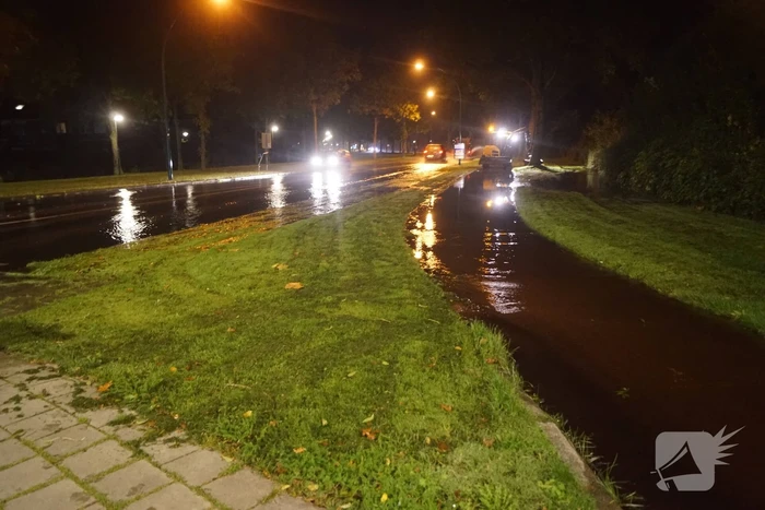 Gesprongen waterleiding zet weg onder water