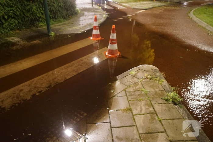 Gesprongen waterleiding zet weg onder water