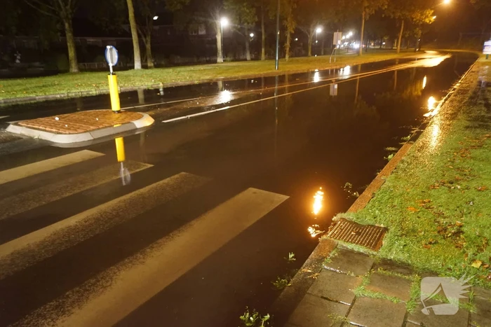 Gesprongen waterleiding zet weg onder water