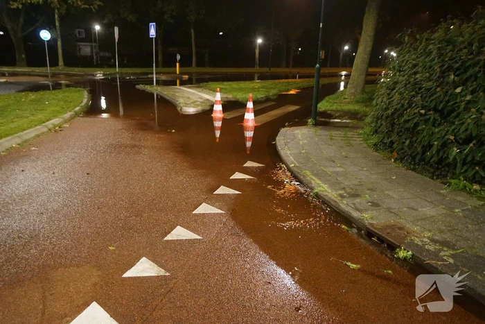 Gesprongen waterleiding zet weg onder water
