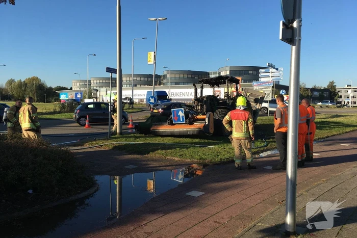 Brandweer blust brand in tractor