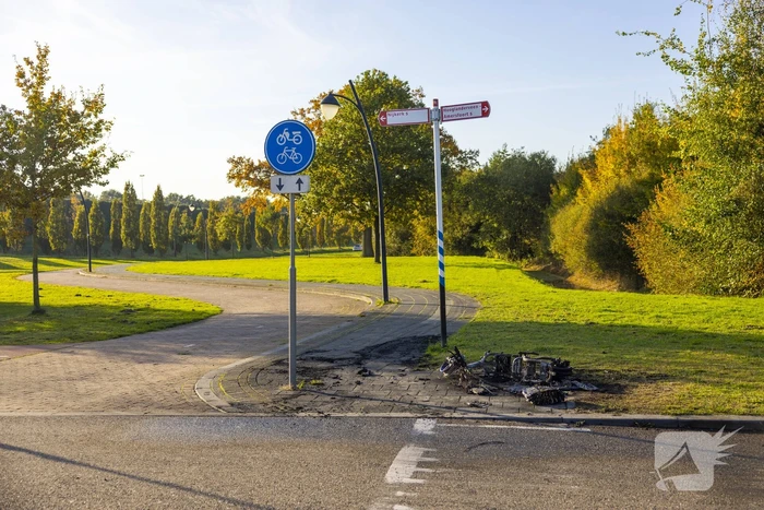 Twee Go-Sharing-deelscooters in vlammen opgegaan