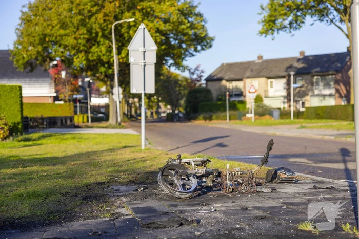 Twee Go-Sharing-deelscooters in vlammen opgegaan